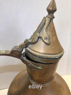 Grand pichet en cuivre martelé du Moyen-Orient turc antique de plus de 18 pouces de hauteur