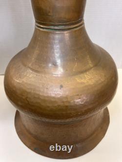 Grand pichet en cuivre martelé du Moyen-Orient turc antique de plus de 18 pouces de hauteur