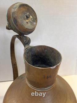 Grand pichet en cuivre martelé du Moyen-Orient turc antique de plus de 18 pouces de hauteur