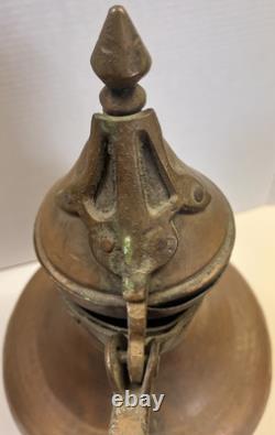 Grand pichet en cuivre martelé du Moyen-Orient turc antique de plus de 18 pouces de hauteur