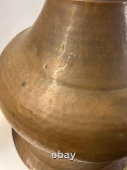 Grand pichet en cuivre martelé du Moyen-Orient turc antique de plus de 18 pouces de hauteur