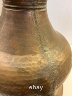 Grand pichet en cuivre martelé du Moyen-Orient turc antique de plus de 18 pouces de hauteur