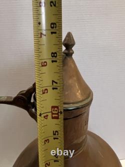 Grand pichet en cuivre martelé du Moyen-Orient turc antique de plus de 18 pouces de hauteur