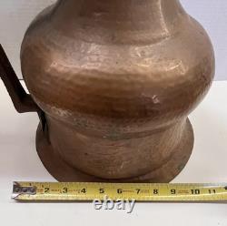 Grand pichet en cuivre martelé du Moyen-Orient turc antique de plus de 18 pouces de hauteur