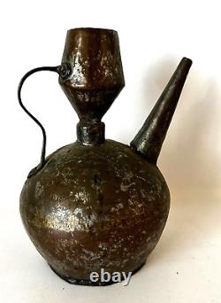 Grande cruche islamique en cuivre antique martelé à la main, provenant du Moyen-Orient