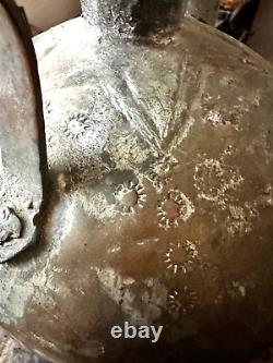 Grande cruche islamique en cuivre antique martelé à la main, provenant du Moyen-Orient