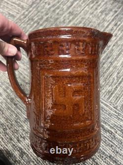Jouet en pierre indienne antique marron avec svastika de bonne chance, pichet à eau et lait
