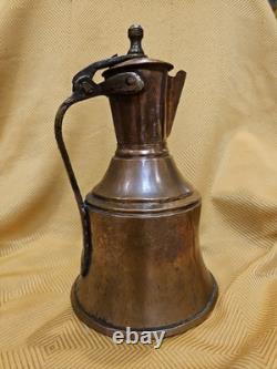 Jug deau en cuivre et laiton ottoman antique avec poignée de style primitif