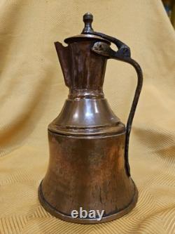 Jug deau en cuivre et laiton ottoman antique avec poignée de style primitif