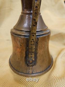Jug deau en cuivre et laiton ottoman antique avec poignée de style primitif