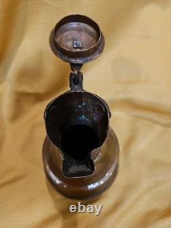 Jug deau en cuivre et laiton ottoman antique avec poignée de style primitif