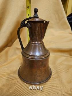 Jug deau en cuivre et laiton ottoman antique avec poignée de style primitif