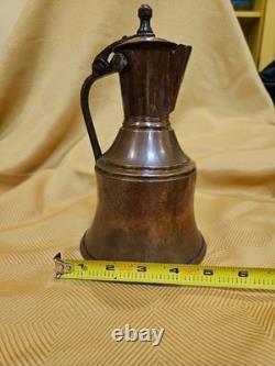 Jug deau en cuivre et laiton ottoman antique avec poignée de style primitif