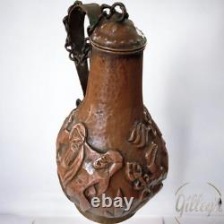 Jug en cuivre antique pour le vin/l'eau, repoussée par un ferronnier primitif