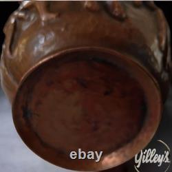 Jug en cuivre antique pour le vin/l'eau, repoussée par un ferronnier primitif