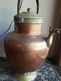 Lampe d'ancienne cruche en cuivre martelé et bronze avec abat-jour, fabriquée en Italie.