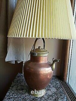 Lampe d'ancienne cruche en cuivre martelé et bronze avec abat-jour, fabriquée en Italie.