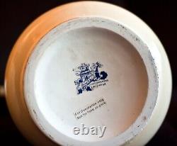 Paire de jolies cruches en porcelaine de Staffordshire peintes à la main signées 14x9