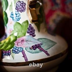 Paire de jolies cruches en porcelaine de Staffordshire peintes à la main signées 14x9