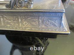 Pichet à eau basculant en métal argenté de l'époque esthétique antique avec refroidisseur de goblet