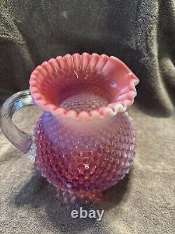 Pichet à eau en verre de couleur cranberry opalescent à motif hobnail de Fenton vintage