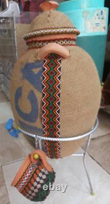 Pichet d'eau avec tasse, cruche en argile non émaillée faite à la main avec couvercle traditionnel.