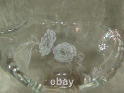 Pichet d'eau de grande taille avec motif gravé de camélias en verre Fostoria des années 1950.