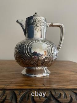 Pichet en argent massif orné et lourdement décoré d'Antique James Deakin