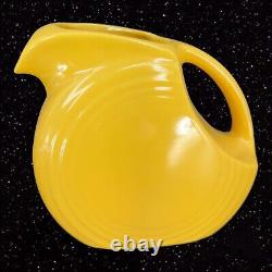Pichet en céramique jaune Fiestaware de grande taille pour l'eau et le jus, style ancien avec le logo USA.