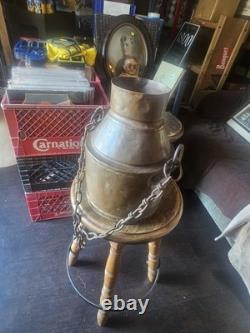 Pichet en cuivre vintage martelé à la main vase original avec patine ancienne vieux pichet à eau avec chaîne