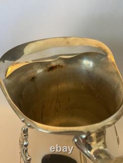 Pichet en eau vintage en argent massif orné avec pieds