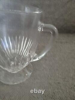 Pichet en verre taillé moulé avec facettes