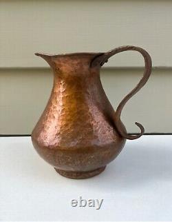 Pichet vintage en cuivre martelé à la main avec patine originale / Ancien pichet à eau en cuivre