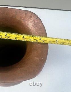 Pichet vintage en cuivre martelé à la main avec patine originale / Ancien pichet à eau en cuivre