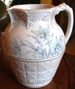 RARE Antique Victorian DRAGON HANDLE WATER PITCHER Embossed POTTERY Daffodils
	
<br/> 	


	<br/>  Pitcher d'eau de l'époque victorienne avec poignée en forme de dragon, en poterie embossée avec des jonquilles rares.