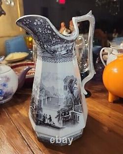 Rare Mulberry Transferware Staffordshire Ironstone 11 Water Pitcher<br/> 
 <br/>	Pitcher d'eau en fer Staffordshire Ironstone rare en transfert de murier