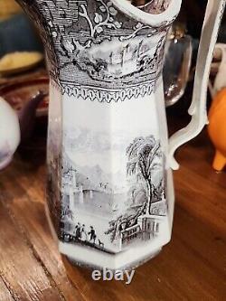 Rare Mulberry Transferware Staffordshire Ironstone 11 Water Pitcher
<br/> 	 
<br/>	
 Pitcher d'eau en fer Staffordshire Ironstone rare en transfert de murier