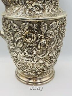 Schofield Baltimore Rose Antique Sterling Silver Floral Repousse Water Pitcher<br/>
 
<br/>La cruche à eau en argent sterling antique Schofield Baltimore Rose en repoussé floral