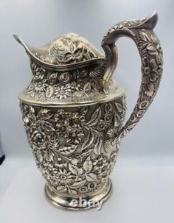 Schofield Baltimore Rose Antique Sterling Silver Floral Repousse Water Pitcher
 <br/> <br/>
La cruche à eau en argent sterling antique Schofield Baltimore Rose en repoussé floral