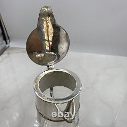 Un pichet d'eau effilé en argent plaqué conçu par Christopher Dresser