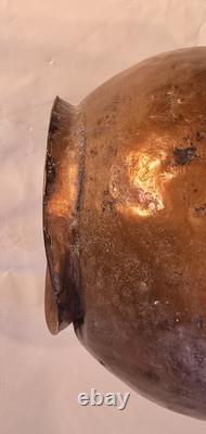 Un pichet en cuivre martelé primitif antique